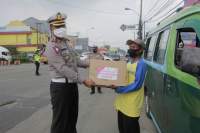 Satlantas Polresta Tangerang Bagikan Sembako Bagi Sopir Angkot