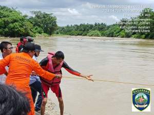 Tim rescuer pos SAR Tanjungbalai Asahan evakuasi korban dari sungai Silau Asahan.(istimewa).