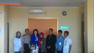 Venna Melinda saat Poto bersama, bayi mungil saat pertama kali di temukan pada jumat lalu
