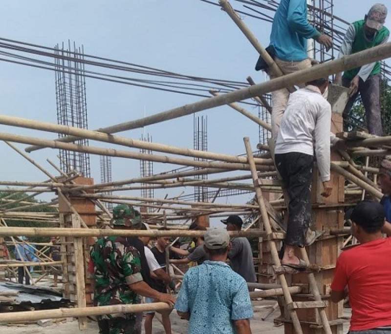 Babinsa Koramil Tigaraksa Bantu Pengecoran Masjid