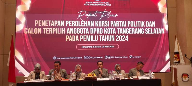 Ketua KPU Kota Tangsel M Taufiq MZ bacakan pleno penetapan Caleg terpilih dan perolehan kursi masing-masing partai pada Pemilu 2024 untuk DPRD Kota Tangsel.
