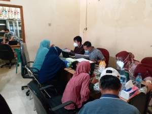 Ratusan warga Desa Kayu Agung diperiksa sebagai saksi oleh Tim ilntelegen Kejari Kabupaten Tangerang, di kantor Desa Kayu Agung.