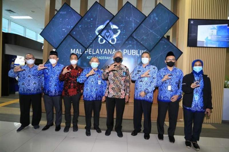 Kepala DPMPTSP Tangerang Selatan, Maulana Prayoga dan sejumlah pejabat lainnya saat peresmian MPP di DPMPTSP Tangerang Selatan.