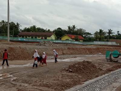 SDN Cilayangguha di kepung proyek jalan tol