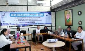 Petugas Loka POM di Kota Tanjungbalai Dampingi Pelaku Usaha dalam Kegiatan Desk Registrasi Pangan Olahan