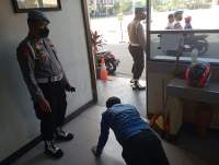 Bidpropam Polda Banten Beri Sanksi  Push Up Bagi Personel yang Tidak Apel Pagi