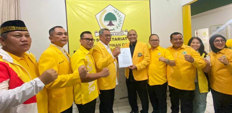 Pasangan Benyamin Davnie - Pilar Saga Ichsan terima rekomendasi formulir B 1 KWK yang diserahkan oleh Sekretaris Golkar Banten, Bahrul Ulum. Penyerahan rekomendasi disaksikan oleh Anggota Fraksi dan pengurus Golkar Kota Tangsel.