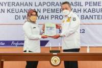 Walikota Tangsel Benyamin Davnie saat menerima Opini WTP di Kantor Perwakilan BPK RI Banten. (Foto istimewa)